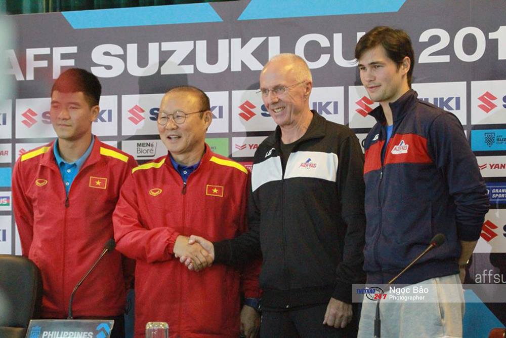 Hai HLV bắt tay trong cuộc họp báo Bán kết Việt Nam vs Philippines, Aff cup, tin tức Aff cup, ĐT Việt Nam, ĐT Philippines